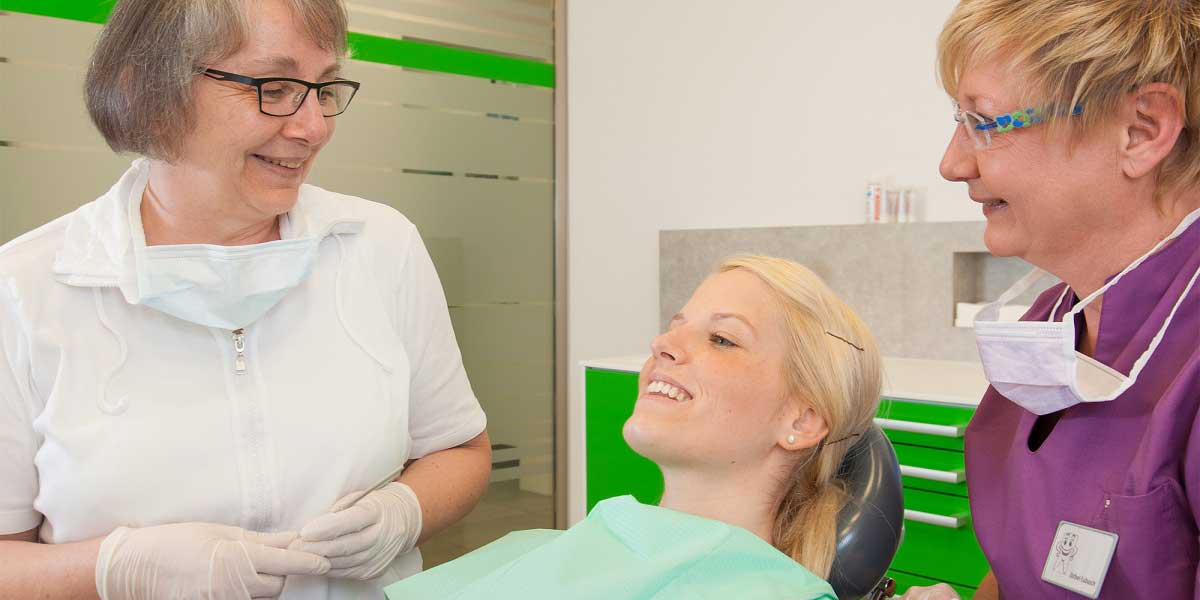 Zahnärztin Gerlinde Matzner bei einer Patientenbehandlung.