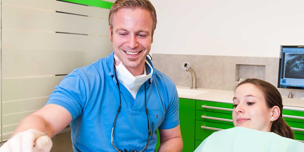 Zahnarzt Tobias Scholz bei einer Patientenbehandlung.