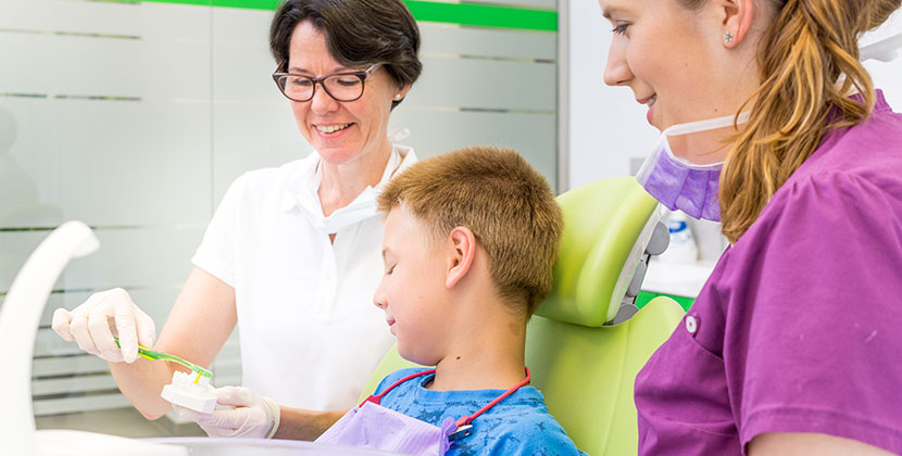 Behandlung im zahnärztlichen Mehrversorgungszentrum Dr. Helge Loock und Kollegen.